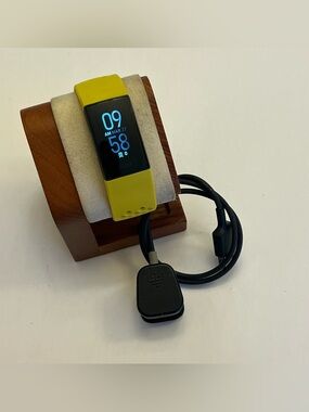 Fitbit Charge 4 Black/yellow, Tested, New Band, Charger Included